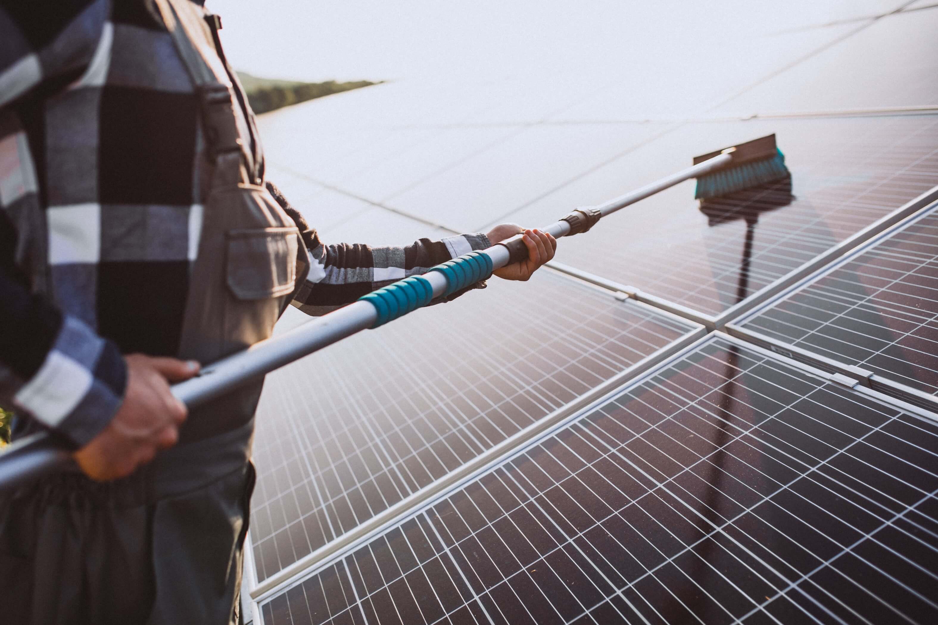 GES Panel Temizleyiciler: Güneş Enerji Sisteminizi Verimli Tutmanın Önemi
